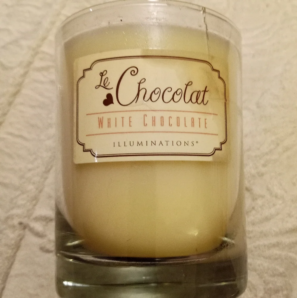 New chocolate white chocolate illuminations candle 60 hours of burn time